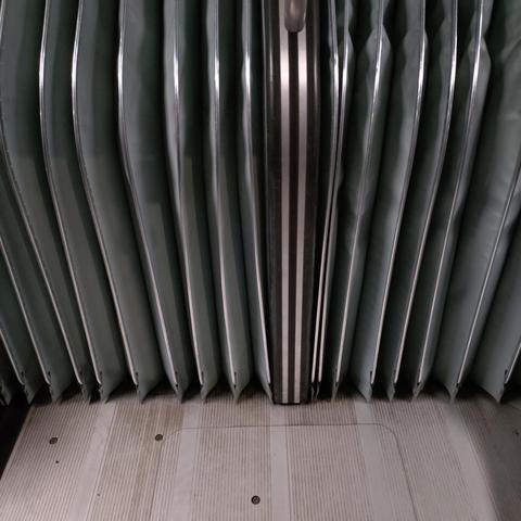 foto der ummantelung des gelenks in einem gelenkbus