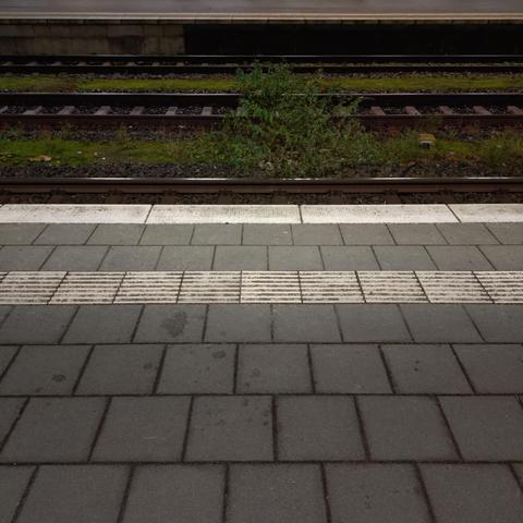foto eines ausschnitts eines bahnsteigs und der dazugehörigen gleise