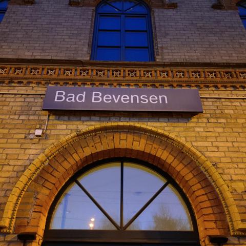 foto eines stations-schildes am bahnhof in bad bevensen