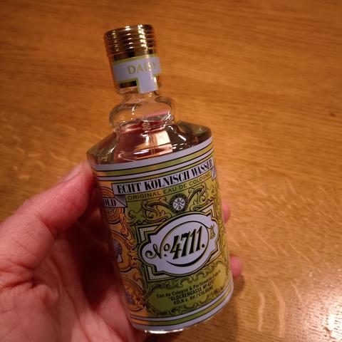 foto einer flasche 4711 "daisy"