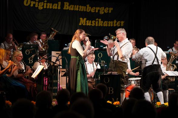 foto eines gesangsduos der baumberger musikanten während des konzerts