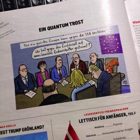 gezeichneter cartoon mit einer reihe politiker:innen an einem konferenztisch unter einer europäischen flagge. auf einem der stühle am tisch sitzt ein eichhörnchen.