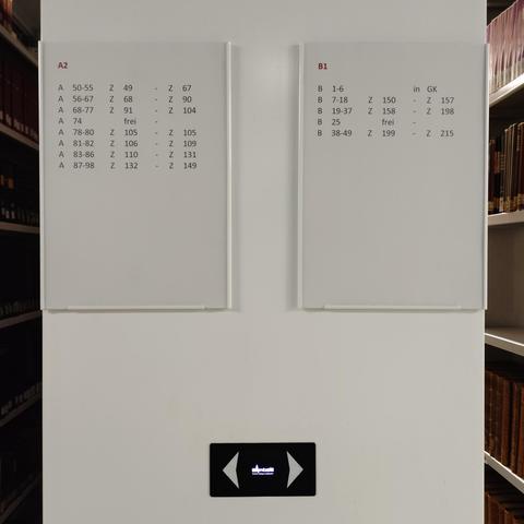 blick auf die front eines kompaktanlagenregalteils mit signaturenübersichten und bedienelementen