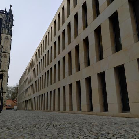 foto der fassade der diözesanbibliothek in münster, von der rosenstraße her kommend