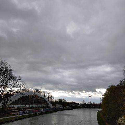 foto über den dortmund-ems-kanal in münster. im hintergrund sieht man den fernmeldeturm, links den bauplatz für die neue brücke für die straße "zum guten hirten".