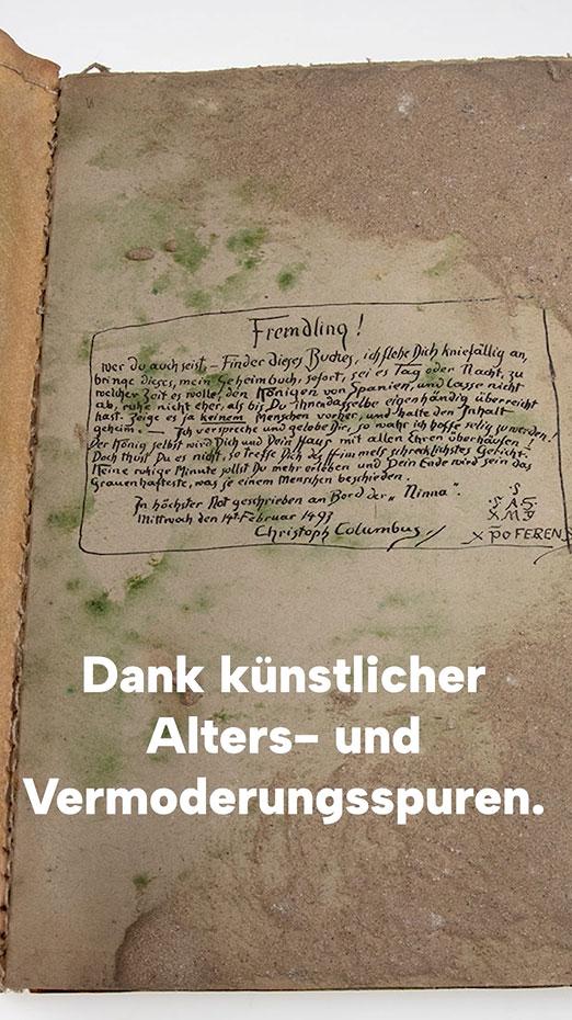 Der gleiche handschriftlicher Eintrag auf der ersten Seite des Buches. Das Papier sieht alt und vermodert aus. Teilweise ist Sand auf dem Papier. Nun steht unten auf der Seite in weißer Schrift: „Dank künstlicher Alters- und Vermoderungsspuren.“