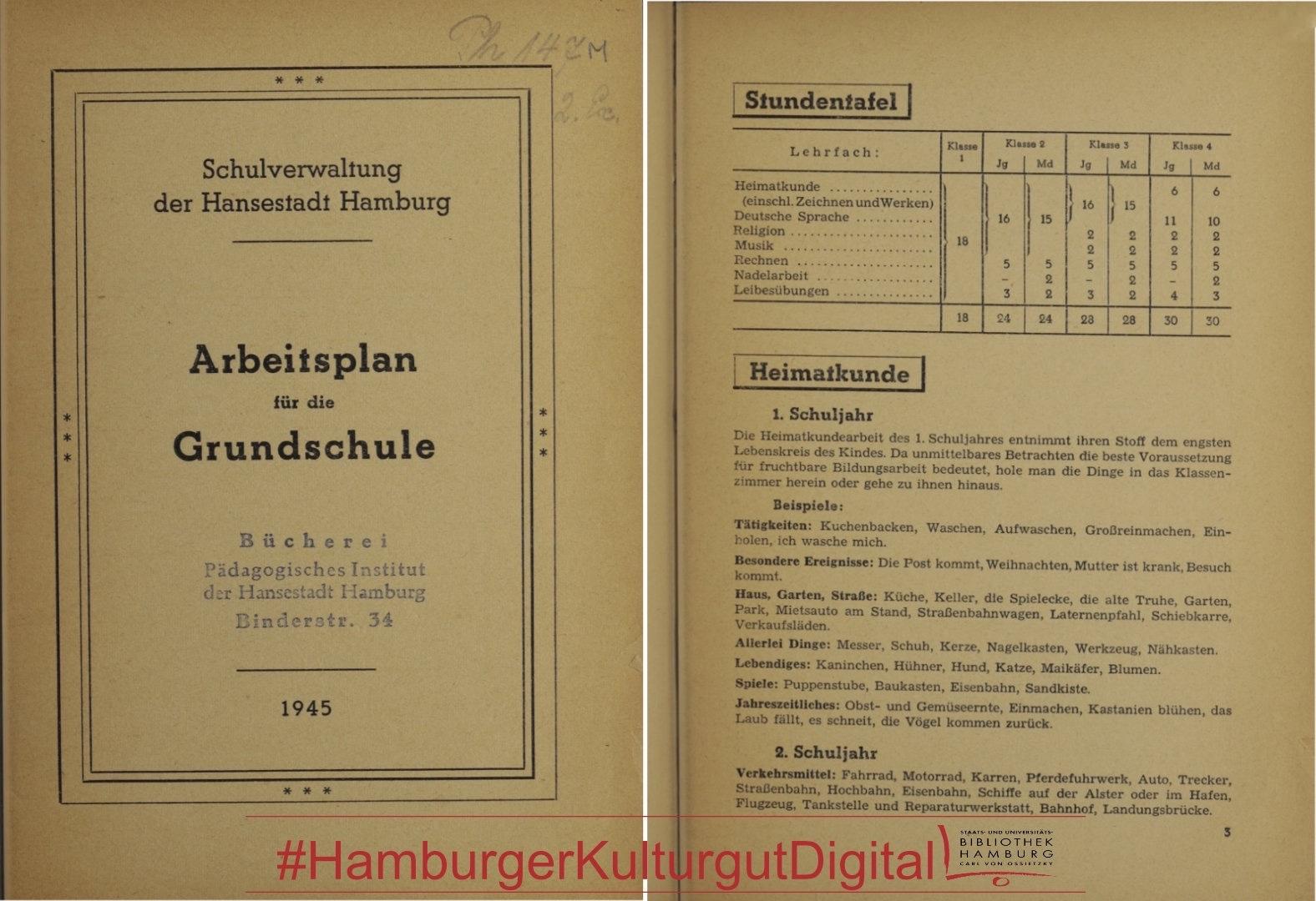 Aufgeschlagenes Buch mit dem Titelblatt links und einer Inhaltsseite rechts. Links steht in einem Rahmen: 'Schulverwaltung der Hansestadt Hamburg', darunter 'Arbeitsplan für die Grundschule', gefolgt von weiteren Angaben wie 'Bücherei Pädagogisches Institut der Hansestadt Hamburg, Elbenderstr. 34' und der Jahreszahl '1945'. Rechts befindet sich eine tabellarische Übersicht mit der Überschrift 'Stundentafel', die Fächer und Wochenstunden für verschiedene Schuljahre auflistet. Darunter beginnt der Abschnitt 'Heimatkunde', der in Fließtext die Inhalte für das 1. Schuljahr beschreibt. Unten am Bildrand ist der Hashtag '#HamburgerKulturgutDigital' zu sehen.