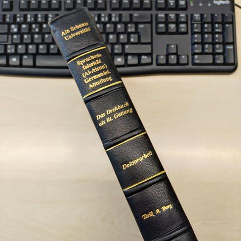 foto des rückens einer dissertation zu drehbüchern als literarischer gattung