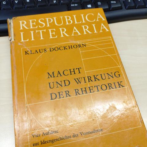 foto eines exemplars des buches "macht und wirkung der rhetorik" von klaus dockhorn