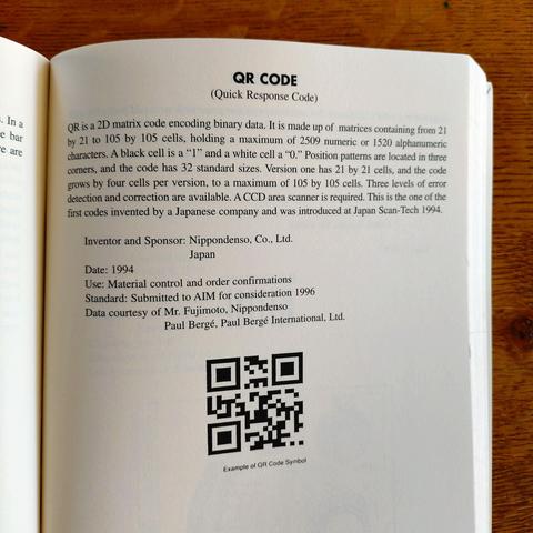 seite  zum QR Code aus dem buch
Nelson, Benjamin (1997): Punched Cards to Bar Codes. A 200 Year Journey with descriptions fo over 260 codes. Helmers.