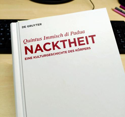 foto eines exemplars des buches "nacktheit: eine kulturgeschichte des körpers"