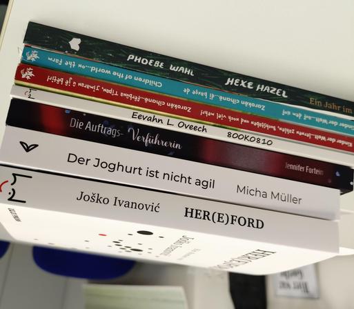 foto einiger bücher auf einem schreibtisch; zu besseren lesbarkeit der titel auf den buchrücken wurde das foto um 180 grad gedreht