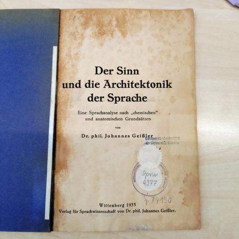 foto vom titelblatt des buches "Der Sinn und die Architektonik der Sprache" von Johannes Geissler 1933