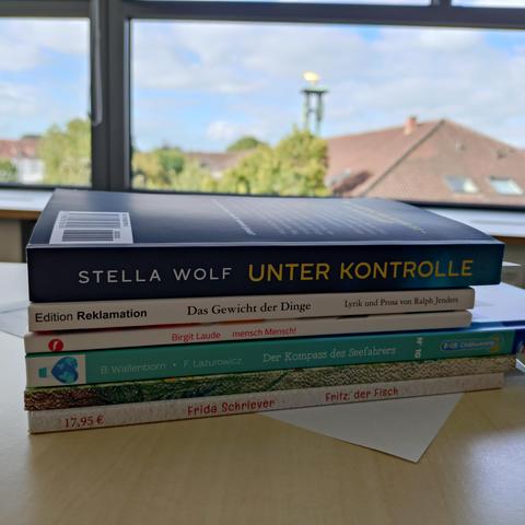 foto einiger bücher auf einem schreibtisch