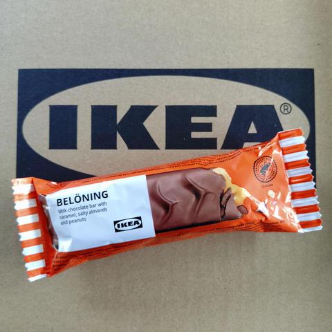 foto eines ikea-schokoriegels namens "belöning" auf einer kartonverpackung mit ikea-logo