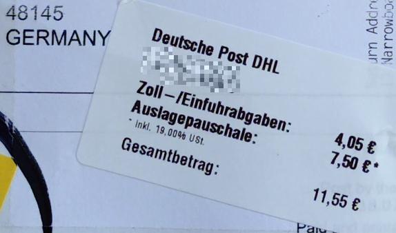 foto eines aufklebers von DHL auf einer sendung aus england mit zoll-/einfuhrabgaben in höhe von 4,05€ und einer auslagenpauschale von 7,50€.