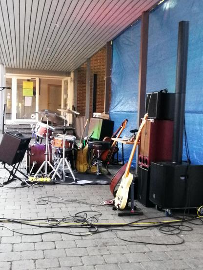 Fertig aufgebautes Setup einer Rockband für einen Open Air Gig.