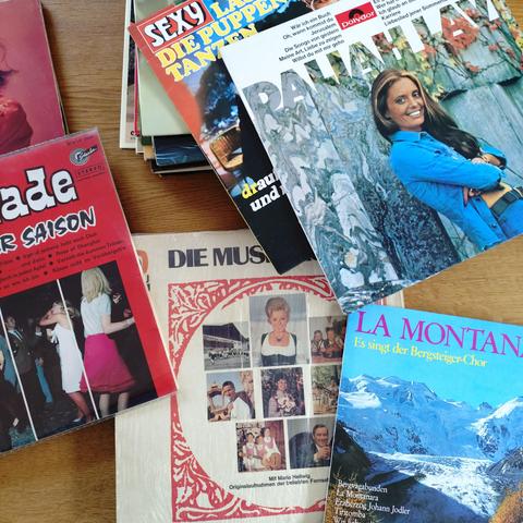 foto einiger schallplatten mit schlagern u.ä.