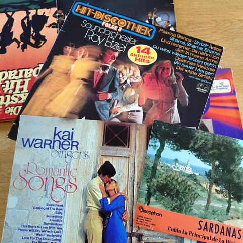 foto einiger schallplatten mit schlagern u.ä.