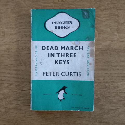 foto des buches "dead march in three keys" in einer alten penguin-books-ausgabe