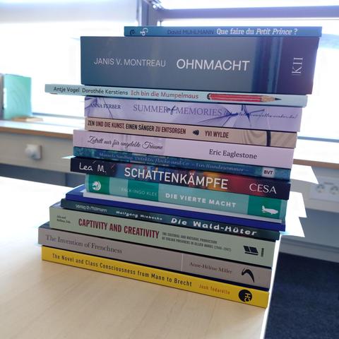 foto eines stapels bücher auf einem schreibtisch