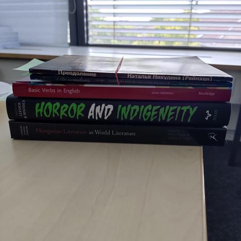 foto einiger bücher auf einem schreibtisch