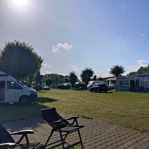 foto eines campingplatzes im sonnenschein