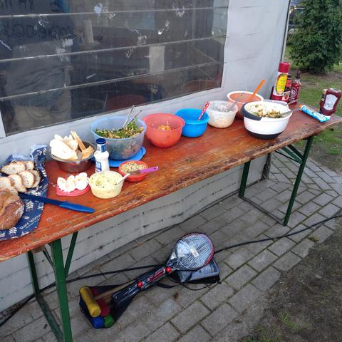 foto eines salatbüffets auf einem campingplatz