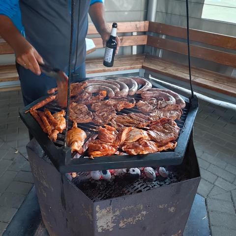 foto eines mit viel fleisch gefülltem schwenkgrill