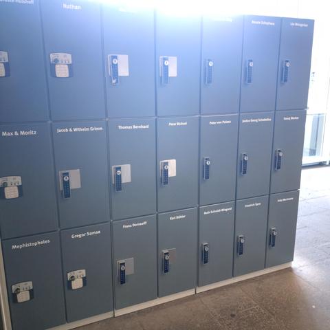 foto einiger der schließfächer für die bibliothek im vom-stein-haus der uni münster; die fächer tragen namen von literarischen figuren