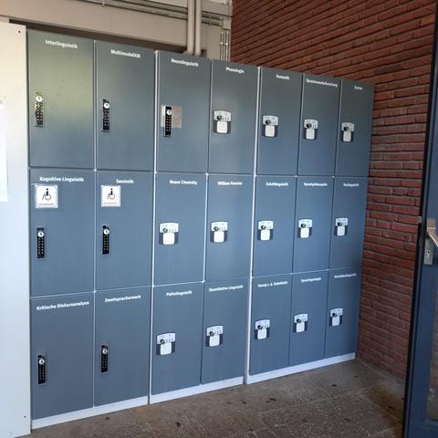 foto einiger der schließfächer für die bibliothek im vom-stein-haus der uni münster; die fächer tragen namen von sprachwissenschaftlichen themengebieten