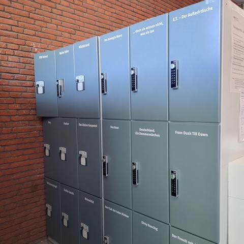 foto einiger der schließfächer für die bibliothek im vom-stein-haus der uni münster; die fächer tragen namen von filmen