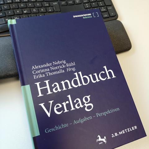 foto der gedruckten ausgabe vom "handbuch verlag – geschichte – aufgaben – perspektiven", herausgegeben von alexander nebrig, corinna norrick-rühl und erika thomalla, erschienen im verlag j. b. metzler