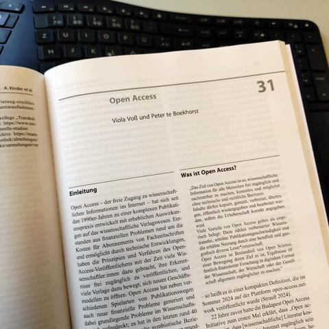 foto der ersten seite des artikels "open access" von viola voß und peter te boekhorst in der gedruckten ausgabe vom "handbuch verlag – geschichte – aufgaben – perspektiven", herausgegeben von alexander nebrig, corinna norrick-rühl und erika thomalla, erschienen im verlag j. b. metzler
