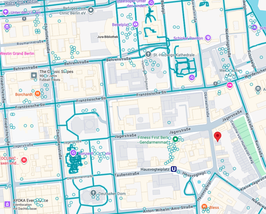 Google-Maps-Kartenausschnitt von Berlin-Mitte. Die von Streetview erfassten Straßen sind blau markiert, bei einigen wenigen Straßen fehlt diese Markierung.