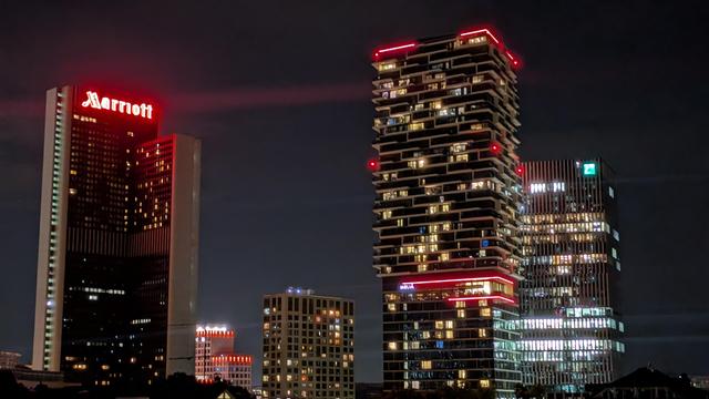 Skyline bei Nacht. 