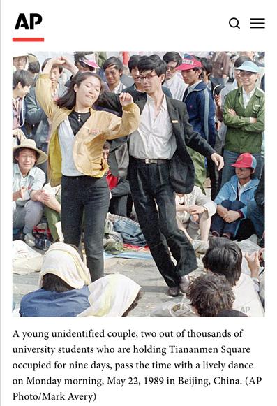 Mark Averys Foto vom unbekannten tanzenden Paar auf dem Tiananmenplatz, kurz bevor die Panzer kamen. Ausschnitt aus dem AP-Bildblog zum 30. Jahrestag. https://apimagesblog.com/historical/2019/5/14/tiananmen-square-30-years-since-democracy-protests-squashed