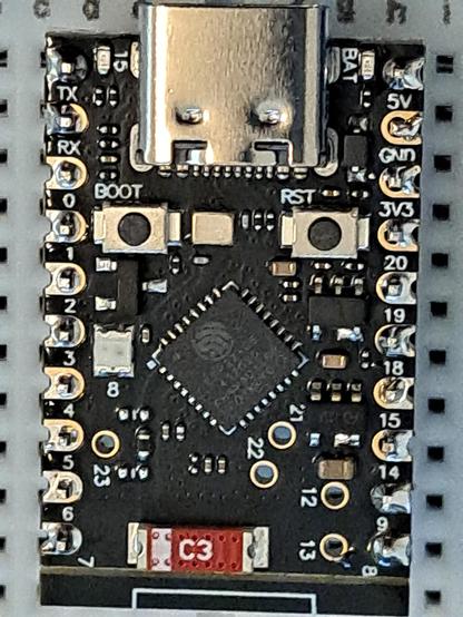 Blick auf ein ESP32-C6 Mini Development Board. recht unterschiedliche Lötstellen sind sichtbar. 10 je Seite.