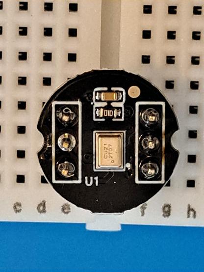 Blick auf ein rundes INMP441 MEMS Mikrofonmodul I2S 24-Bit. Die 6 Lötstellen sehen (vielleicht) ok aus.