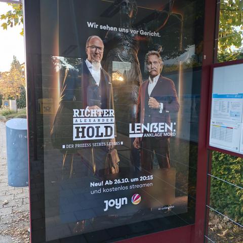 foto eines werbeplakats für joyn an einer bushaltestelle für die sendungen "richter alexander hold" und "lenßen: anlage mord", auf dem der name lenßen in versalien mit versal-ß gesetzt ist