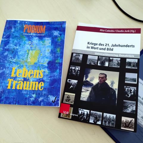 zwei bücher auf einem schreibtisch